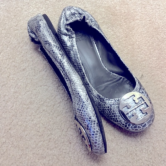 Tory Burch Flats silver python size 9 good condition with unnoticeable cuffs - Picture 4 of 11